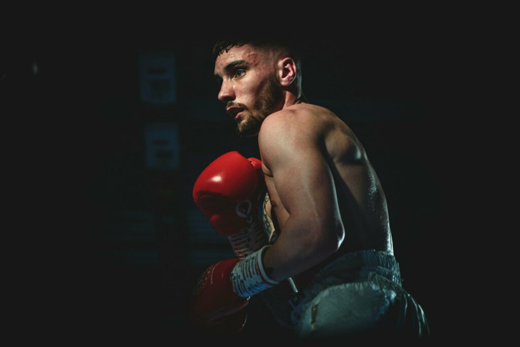 Boxe pour maigrir : un homme se prépare à boxer