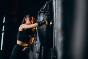 exercice epaule boxe : une femme fait un exercice d'épaule