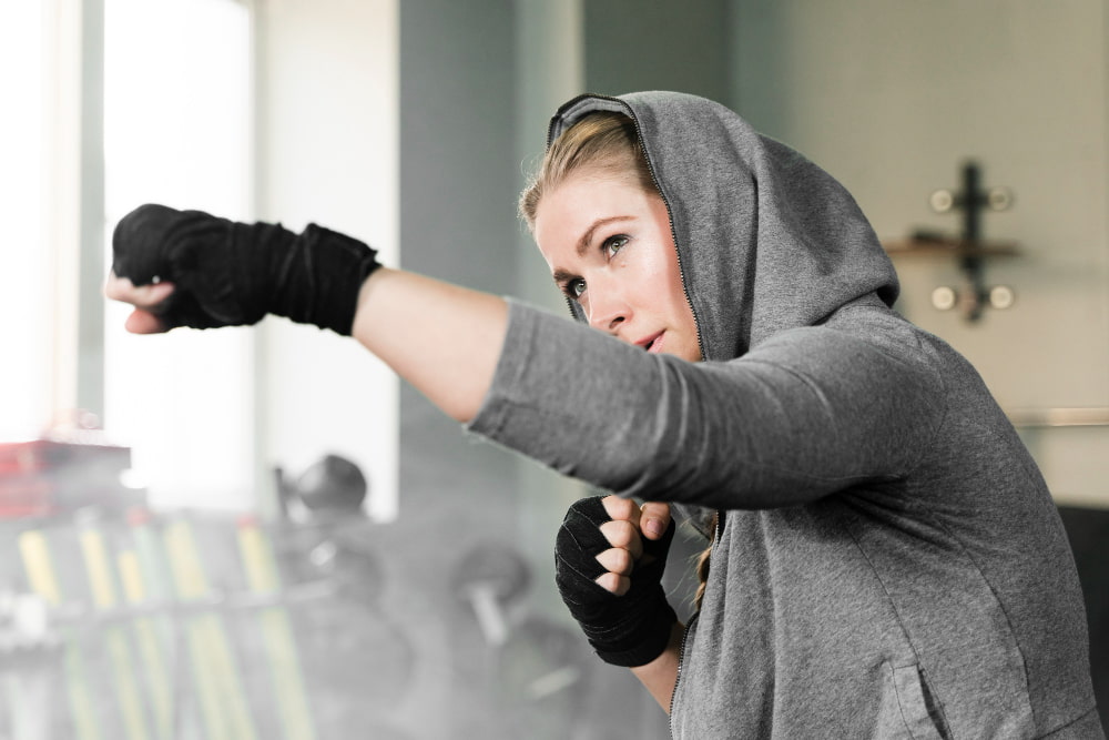 Exercice epaule boxe : une femme fait un exercice d'épaule