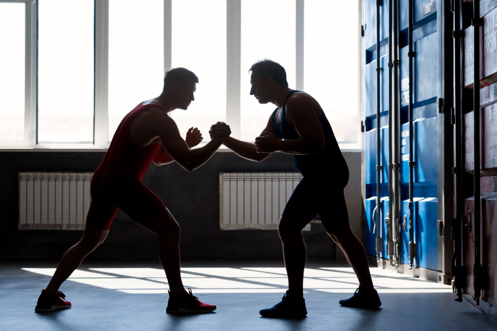 catégorie poids boxe anglaise : deux hommes s'apprêtent à faire de la boxe