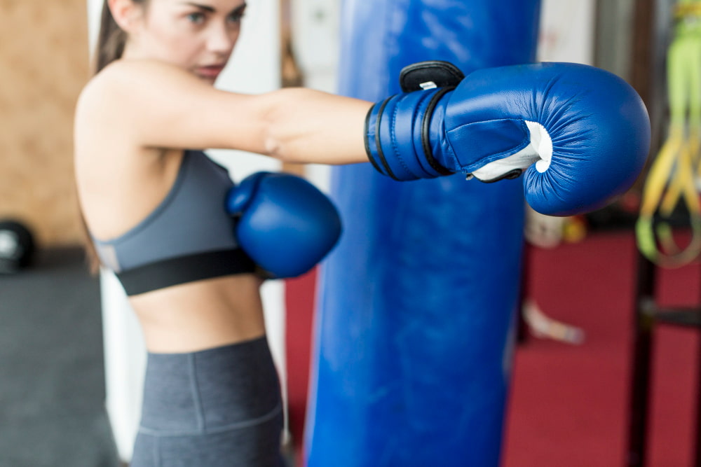 Exercice boxe avec elastique : une femme fait du shadow boxing