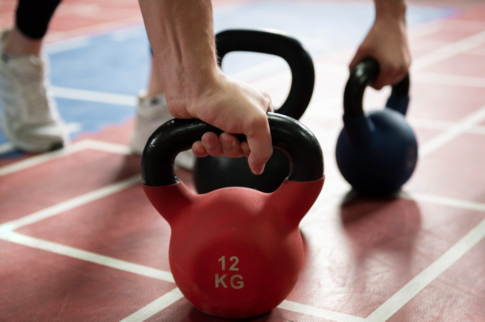 Exercice kettlebell boxe : Des kettlebells au sol