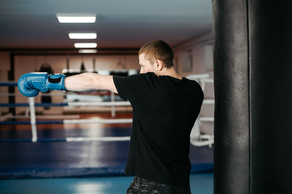 Exercice boxe avec elastique : Un homme fait du shadow boxing