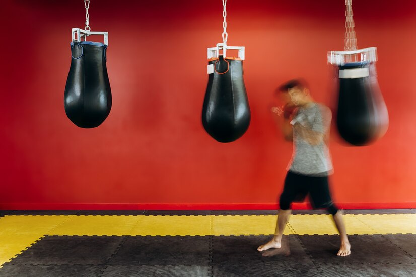 Exercice poire boxe : un homme s'exerce sur une poire de vitesse