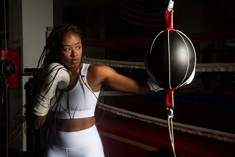 Exercice poire boxe : une femme s'exercice sur une poire de vitesse