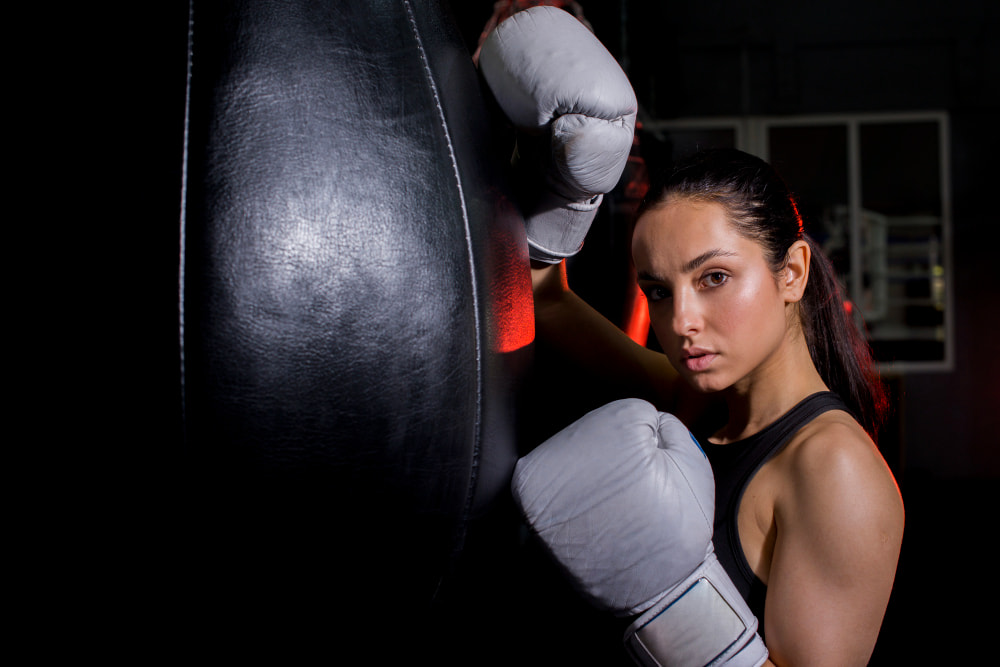 Bootcamp paris : Une femme avec un sac de frappe