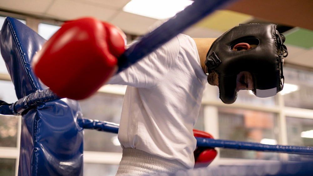 Exercice pao boxe : un homme sur un ring de boxe