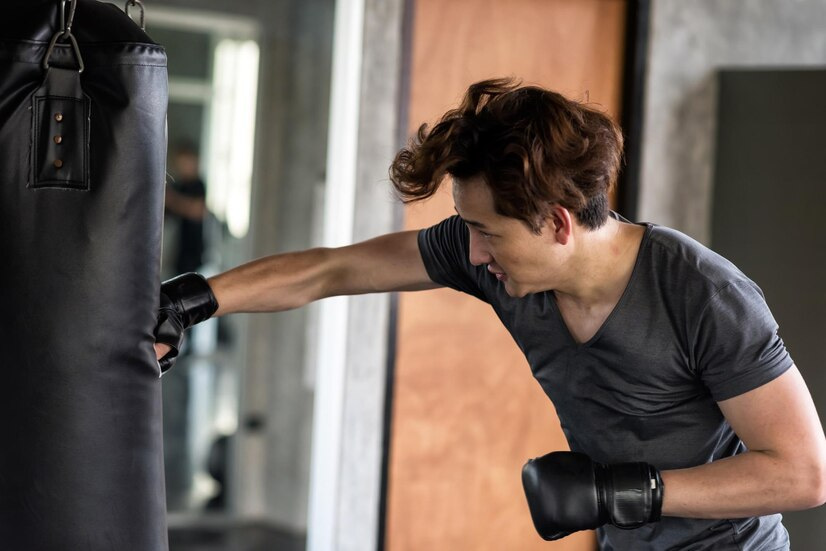 Exercice vma boxe : un homme s'entraîne à la boxe