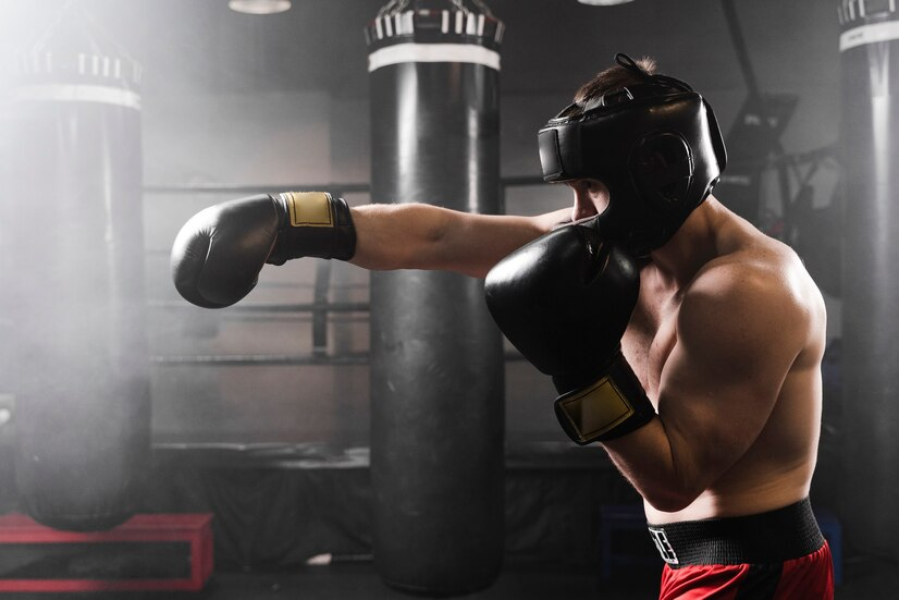 Un homme fait un exercice tabata boxe